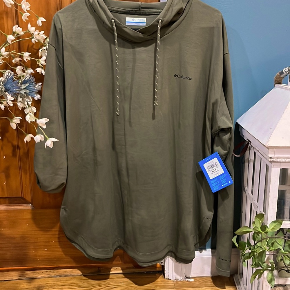 Columbia long sleeve hooded shirt. Green size XL. New with tag on